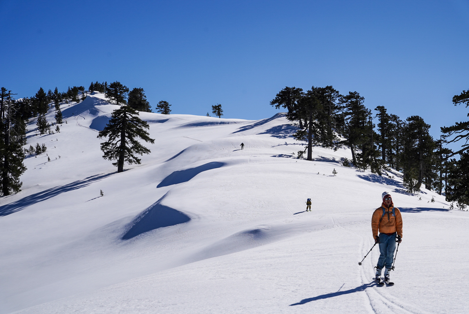 Skis face au paysage, pinde — périvoli et vasilitsa, lors d’une itinérance à ski en Grèce.